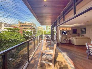 Espetacular - Excelente apartamento em localização privilegiada na primeira quadra da praia. São quatro quartos, duas suítes, varanda, três vagas, playground e portaria 24h. - MQAP40049