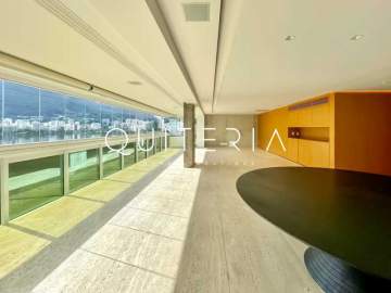 Espetacular - Excelente apartamento totalmente reformado, com vista espetacular para Lagoa, Cristo Redentor e Dois Irmãos. São duas suítes, varanda, três vagas, infraestrutura total e portaria 24h. - MQAP40749