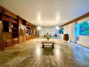 Ótima localização - Excelente apartamento em localização privilegiada, em rua com guarita de segurança e próximo ao Metrô. Original quatro quartos, atual três quartos sendo uma suíte, duas vagas e portaria 24h. - MQAP40420