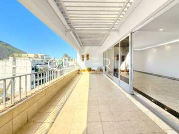 Espetacular - Exclusividade no quadrilátero em edifício centro de terreno! Cobertura linear com vista espetacular para a Lagoa e Cristo Redentor 3 quartos, 1 suíte 2 vagas portaria 24h. - MQCO30027