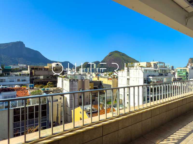 Edifício em centro de terreno - 6