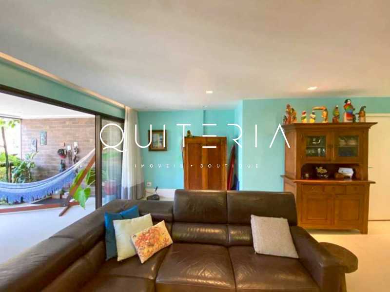 2250_G1697476844 - 3