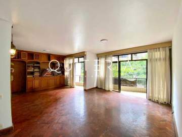 Espetacular - Excelente apartamento com maravilhosa planta circular, próximo ao Metrô, comércio e praias da região. Original quatro quartos, atual três sendo duas suítes, varanda, duas vagas e infraestrutura. - MQAP40509