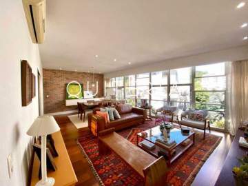 Espetacular - Excelente apartamento totalmente reformado, em ótima localização no bairro. São três quartos, suíte e duas vagas. - MQAP30986