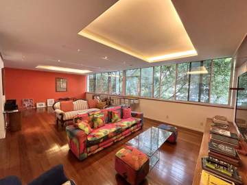 Incrível apartamento reformado na quadra da praia de Ipanema. - MQAP40609