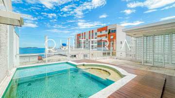 Espetacular - Excelente cobertura triplex na quadra da praia, com vista espetacular para o mar e as Ilhas Cagarras. São cinco suítes, terraço com piscina, espaço gourmet e vaga na escritura. - MQCO50048