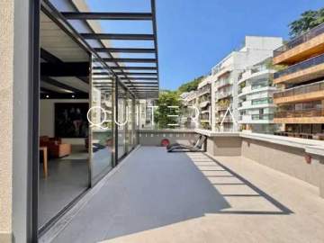 Cobertura duplex totalmente reformada em rua bucólica no Leblon. - MQCO30214