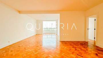 Espetacular - Excelente apartamento totalmente reformado e com vista espetacular para a praia de Copacabana. São três quartos, suíte e portaria 24h. - MQAP31229