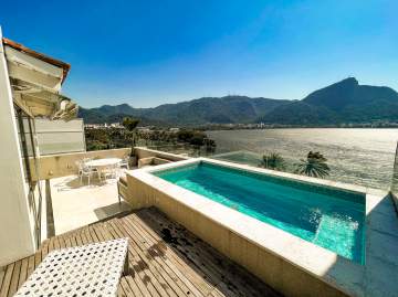 Condomínio Edifício Maison Du Lac - Espetacular - Excelente cobertura duplex em localização privilegiada e com vista espetacular para Lagoa e Cristo Redentor. São dois quartos, suíte, vaga e maravilhoso terraço com piscina e espaço gourmet. - MQCO20008