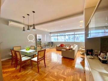 Espetacular - Excelente apartamento totalmente reformado e decorado por arquiteto, na primeira quadra da praia. São três quartos, suíte e vaga na escritura. - MQAP31296