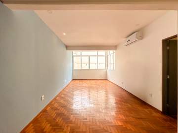 Espetacular - Excelente apartamento totalmente reformado em localização privilegiada, próximo a praia, Metrô e comércio da região. São três quartos sendo uma suíte, vaga e portaria 24h. - MQAP31327