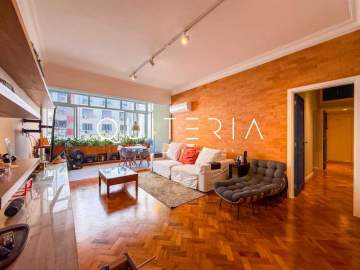 Apartamento totalmente reformado por arquiteto no Posto seis de Copacabana. - MQAP31366
