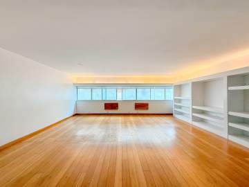 Espetacular - Excelente apartamento totalmente reformado, na primeira quadra da praia e em localização privilegiada no quadrilátero. São três quartos sendo uma suíte, vaga, infra e portaria 24h. - MQAP31453