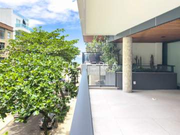 Apartamento à venda em prédio de luxo na quadra da praia do Leblon, Posto 12, 4 suítes, 3 vagas - MQAP40903