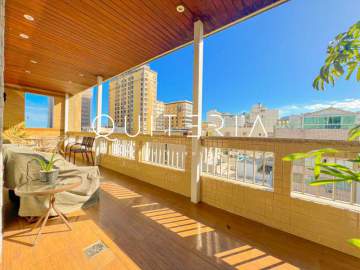 Excelente cobertura na segunda quadra da praia de Ipanema, no quadrilátero do charme com excelente planta baixa. São cinco quartos, duas suítes, terraço, três vagas e portaria 24h. - MQCO50005
