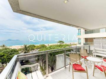 Condomínio Edifício Franz Hals - Espetacular - Excelente apartamento com vista espetacular para o mar, em localização privilegiada no Posto 10. São três quartos sendo duas suítes, varanda, duas vagas, infra e portaria 24h. - MQAP30238