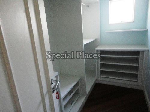CLOSET 2 - 20