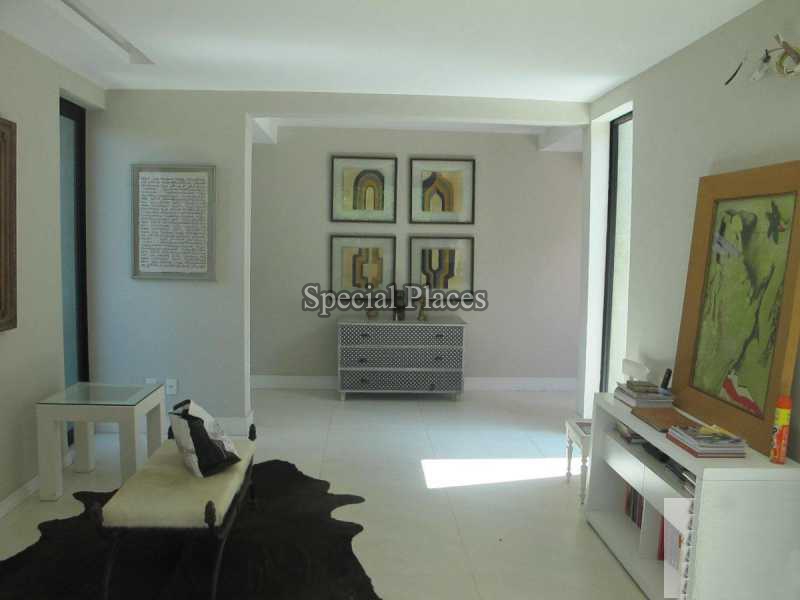 SALA - 9