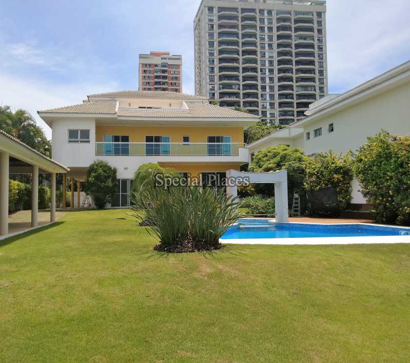 Fachada com piscina - 3