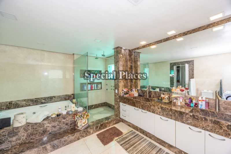 Conheça Banheiro Suíte master do imóvel - Casa em Condomínio 6 quartos para alugar Santa Mônica Jardins, Barra - Barra da Tijuca, Rio de Janeiro - R$ 45.000 - LOC6342 - 17 Banheiro Suíte master - 17