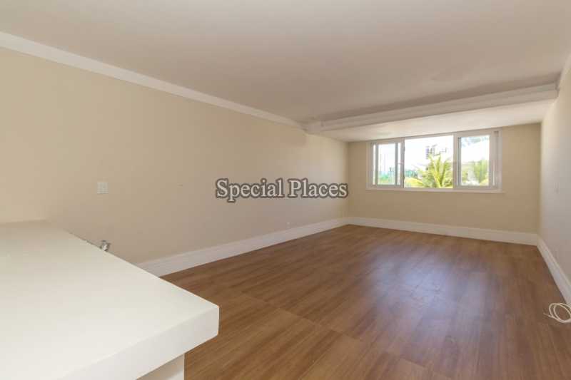 SUITE  - 22