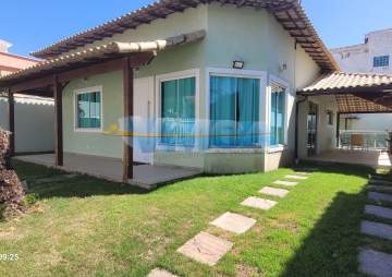 CASA À VENDA - CONDOMÍNIO DOS PÁSSAROS CABO FRIO - O Condomínio disponibiliza lazer, segurança e qualidade de vida. - VMCN30015