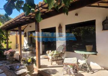 CASA À VENDA - CONDOMÍNIO DOS PÁSSAROS CABO FRIO - O Condomínio disponibiliza lazer, segurança e qualidade de vida. - VMCN30004
