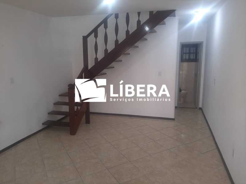 Sala e escada de acesso - 7