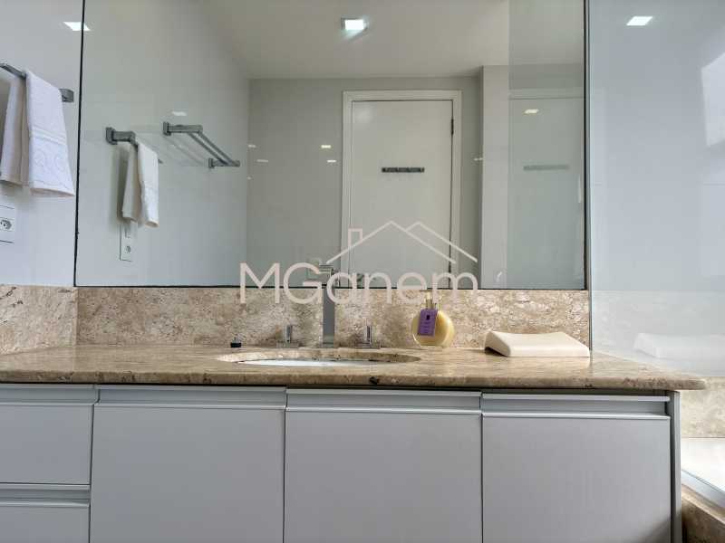 Conheça Banheiro Suíte do imóvel - Apartamento à venda Avenida Marechal Henrique Lott, Barra da Tijuca, Rio de Janeiro - R$ 1.900.000 - MGAP30035 - 16 Banheiro Suíte - 16