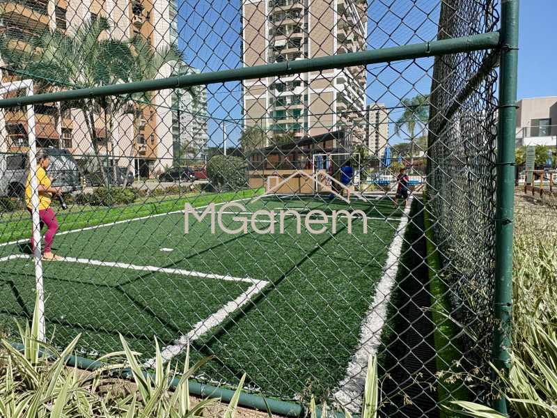 Conheça Quadra com gramado do imóvel - Apartamento à venda Avenida Marechal Henrique Lott, Barra da Tijuca, Rio de Janeiro - R$ 1.900.000 - MGAP30035 - 29 Quadra com gramado - 29