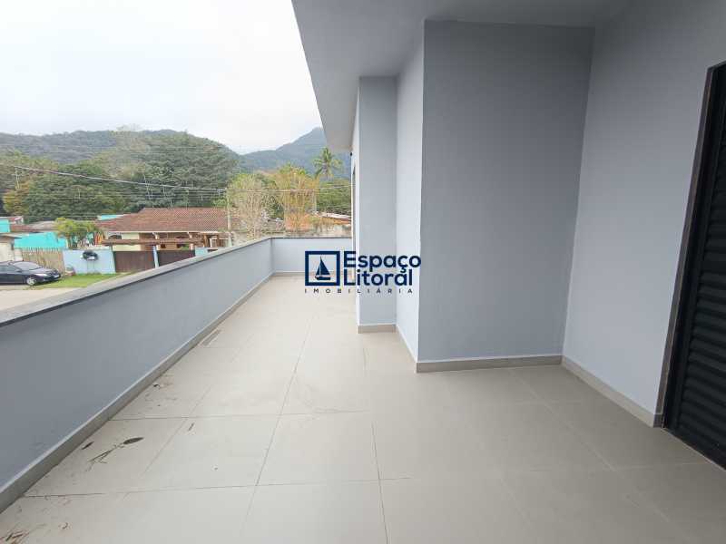 Casa com varanda ampla - 25
