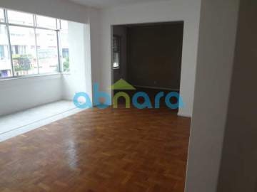 Ótima localização - Amplo 3 quartos com suite, no posto 4 em Copacabana. Ótima rua, perto da praia, metrô e comércio. - CPAP30762