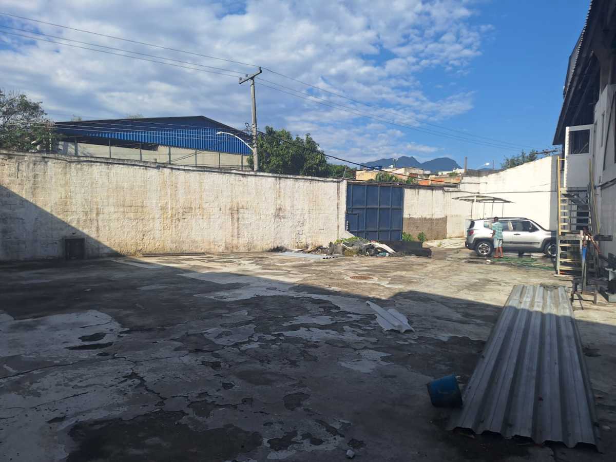 Conheça ÁREA FUNDOS. do imóvel - Galpão reformado com 2,700 m² entre a Taquara / Pechincha - HCGA00008 - 12 ÁREA FUNDOS. - 12