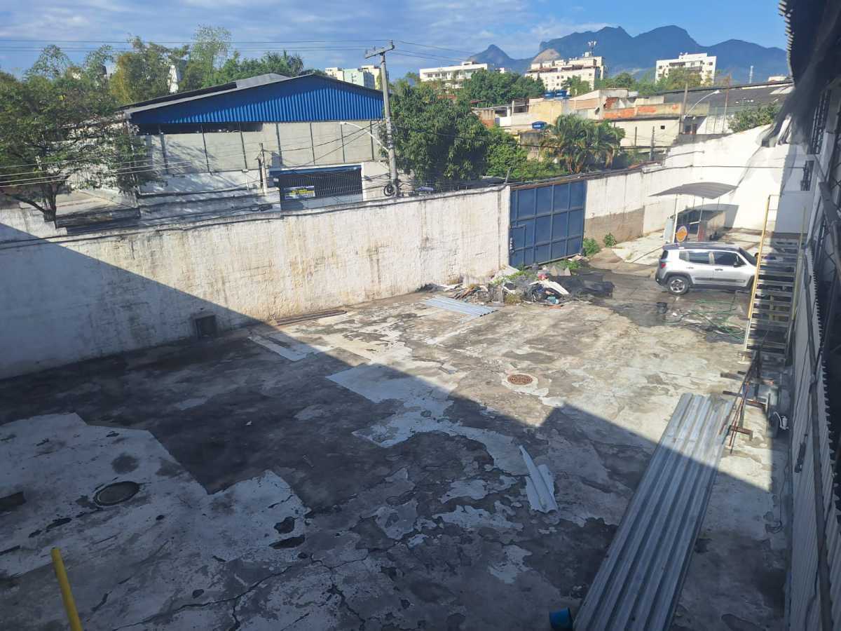 Conheça ÁREA FUNDOS. do imóvel - Galpão reformado com 2,700 m² entre a Taquara / Pechincha - HCGA00008 - 13 ÁREA FUNDOS. - 13