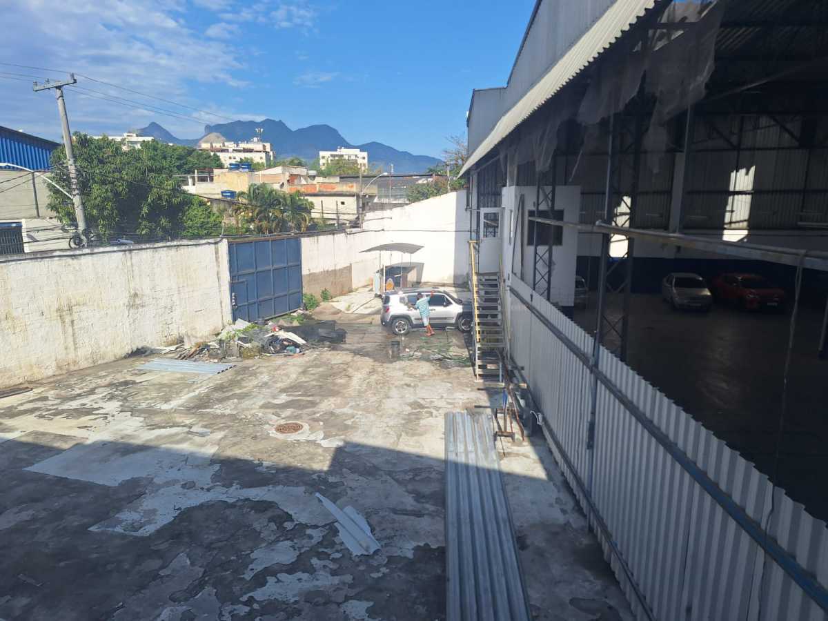 Conheça ÁREA FUNDOS. do imóvel - Galpão reformado com 2,700 m² entre a Taquara / Pechincha - HCGA00008 - 14 ÁREA FUNDOS. - 14