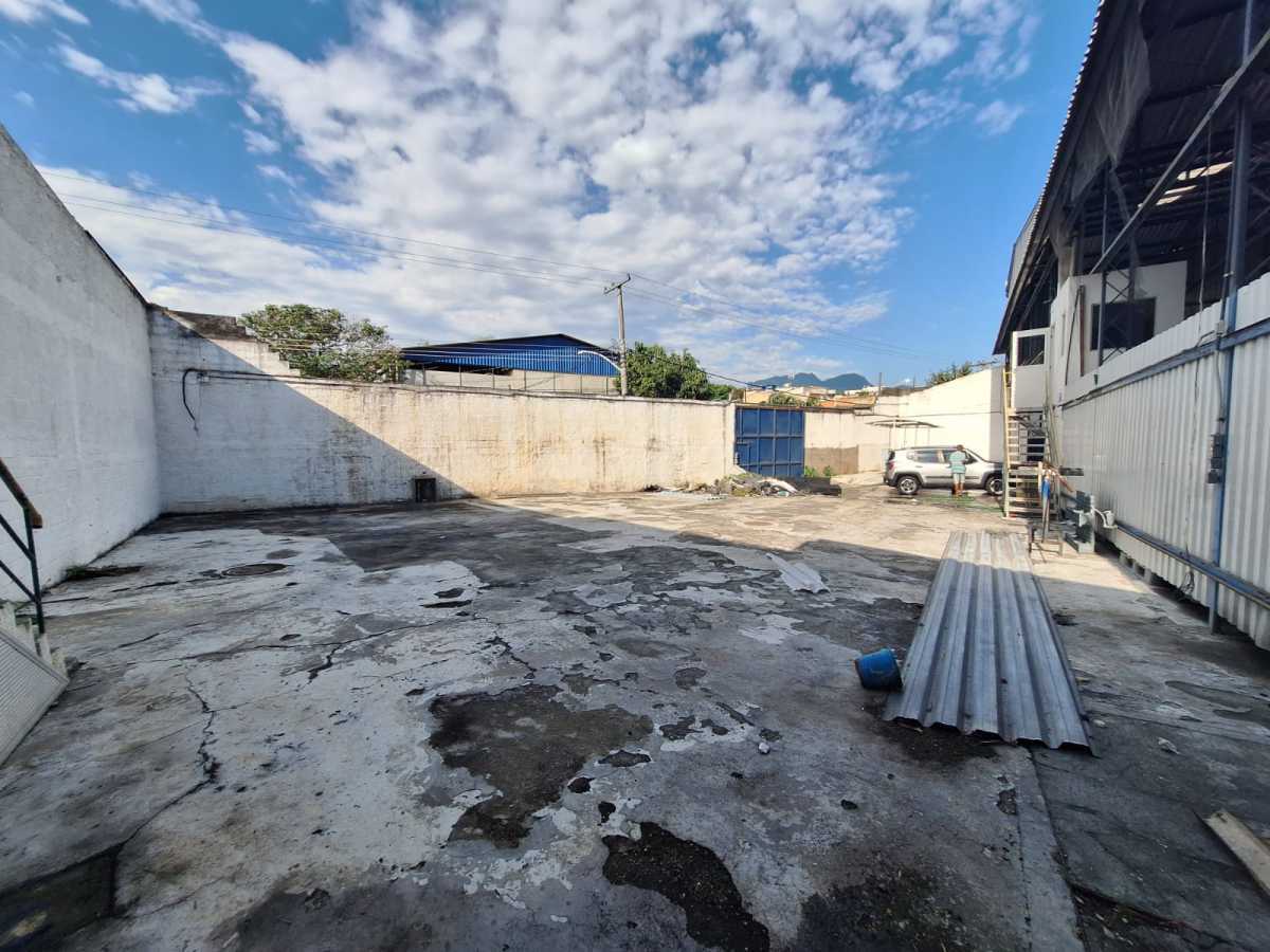 Conheça ÁREA FUNDOS. do imóvel - Galpão reformado com 2,700 m² entre a Taquara / Pechincha - HCGA00008 - 24 ÁREA FUNDOS. - 24