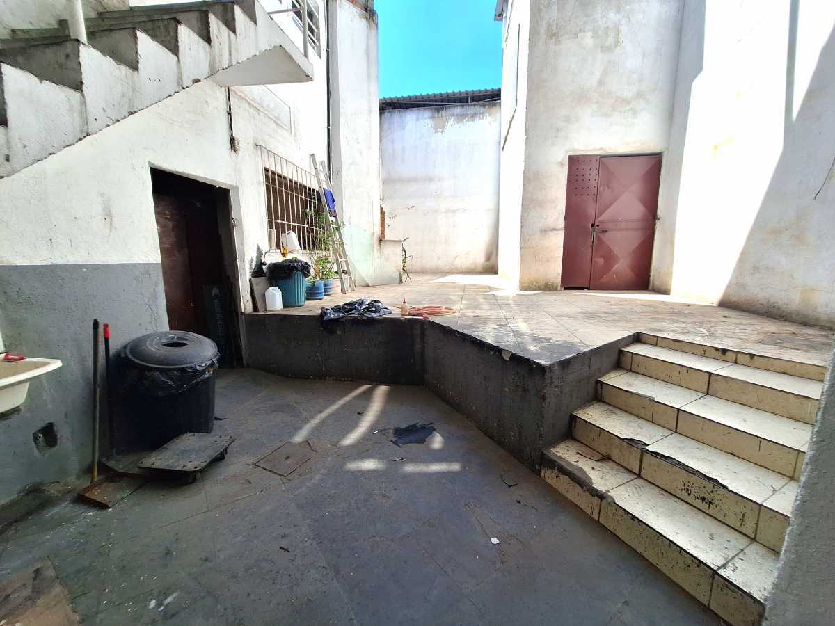 Conheça ÁREA EXTERNA FUNDOS do imóvel - Galpão 900m² / Praça da Bandeira / doca / reformado - HCGA00012 - 7 ÁREA EXTERNA FUNDOS - 7
