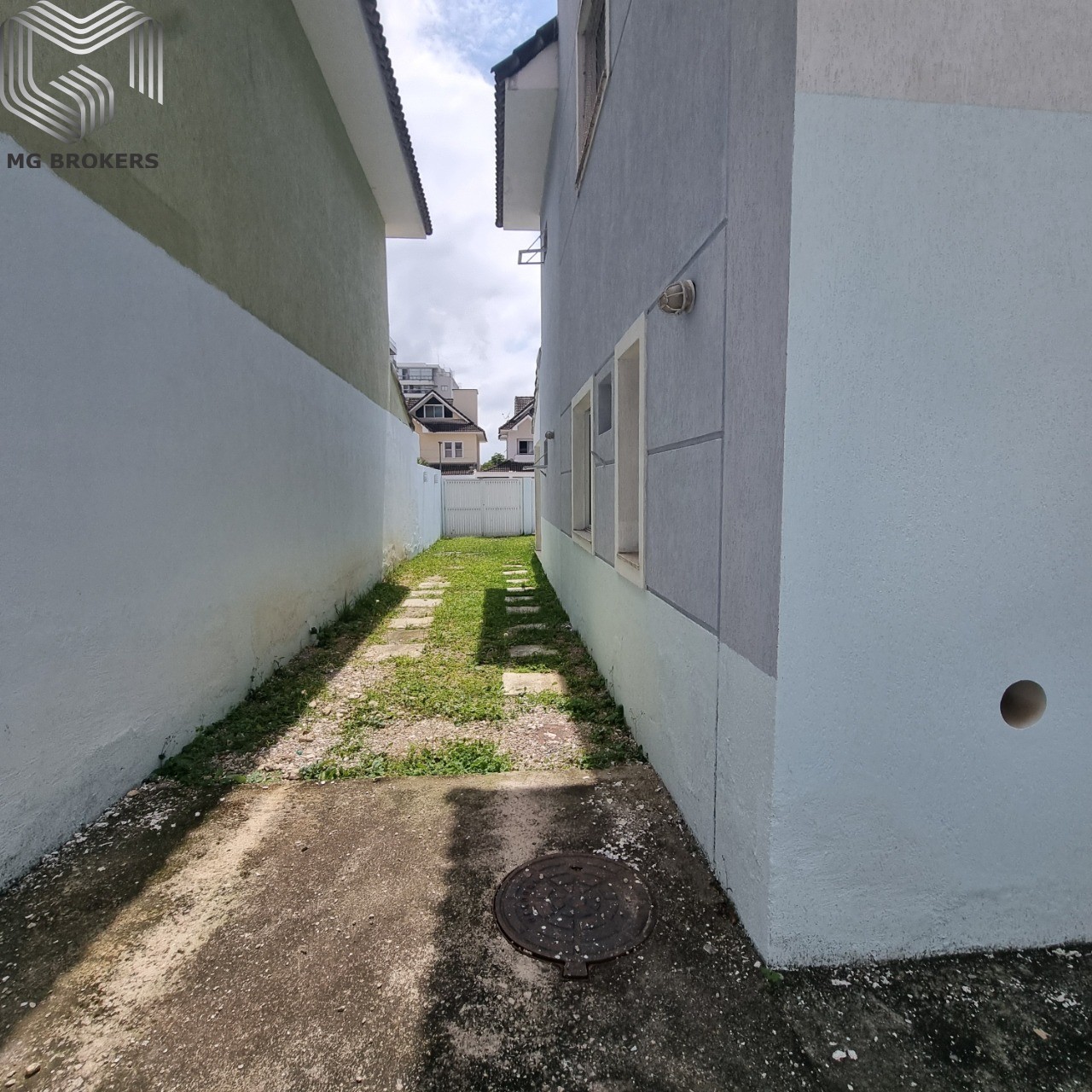 Conheça Garagem Lateral do imóvel - Casa em Condomínio à venda Avenida Tim Maia, Recreio dos Bandeirantes, Rio de Janeiro - R$ 1.280.000 - MGB0467 - 13 Garagem Lateral - 13
