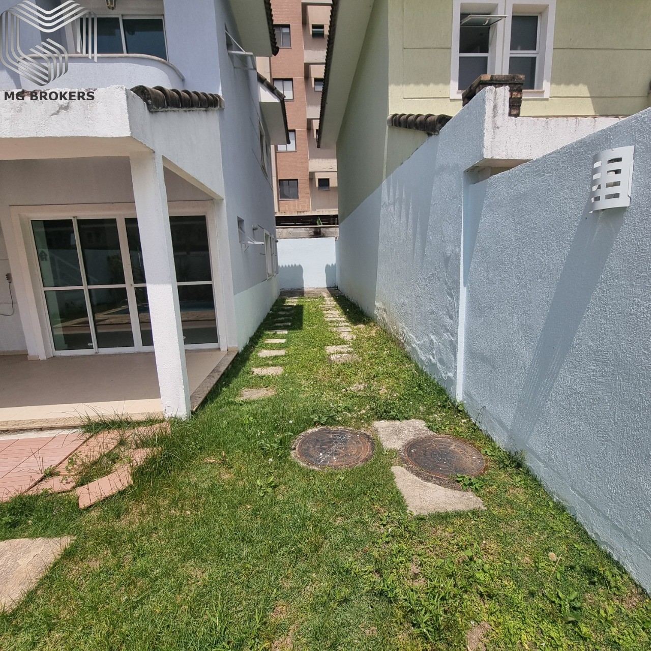 Conheça Garagem descoberta do imóvel - Casa em Condomínio à venda Avenida Tim Maia, Recreio dos Bandeirantes, Rio de Janeiro - R$ 1.280.000 - MGB0467 - 7 Garagem descoberta - 7