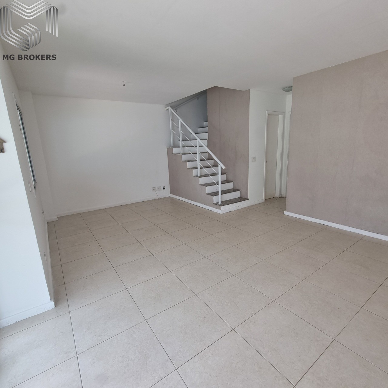 Conheça Salao do imóvel - Casa em Condomínio à venda Avenida Tim Maia, Recreio dos Bandeirantes, Rio de Janeiro - R$ 1.280.000 - MGB0467 - 9 Salao - 9