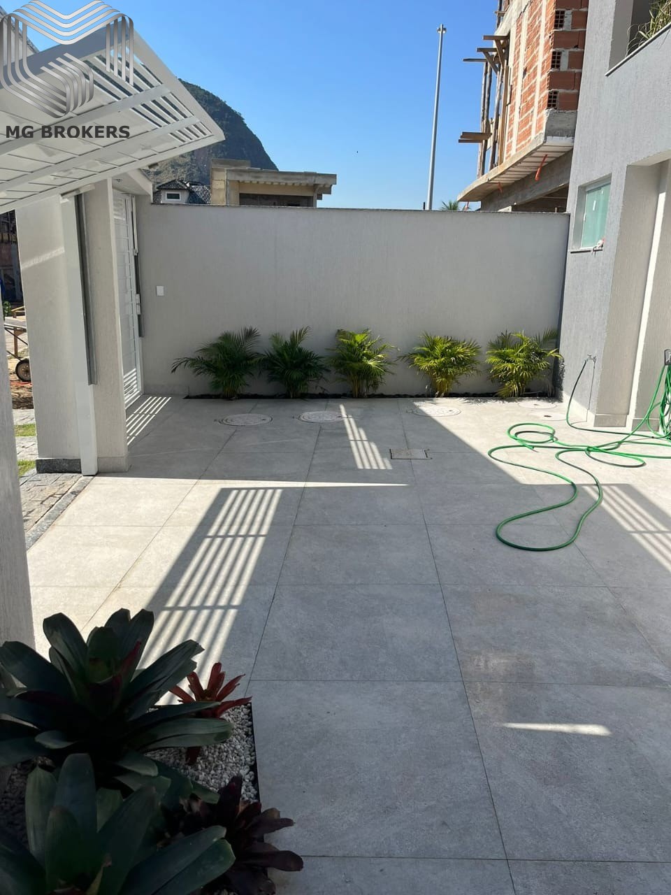 Conheça Foto 06 do imóvel - Casa em Condomínio para venda e aluguel Rua Desembargador Wellington Jones Paiva, Vargem Pequena, Rio de Janeiro - R$ 1.490.000 - MGB0468 - 6 Foto 06 - 6
