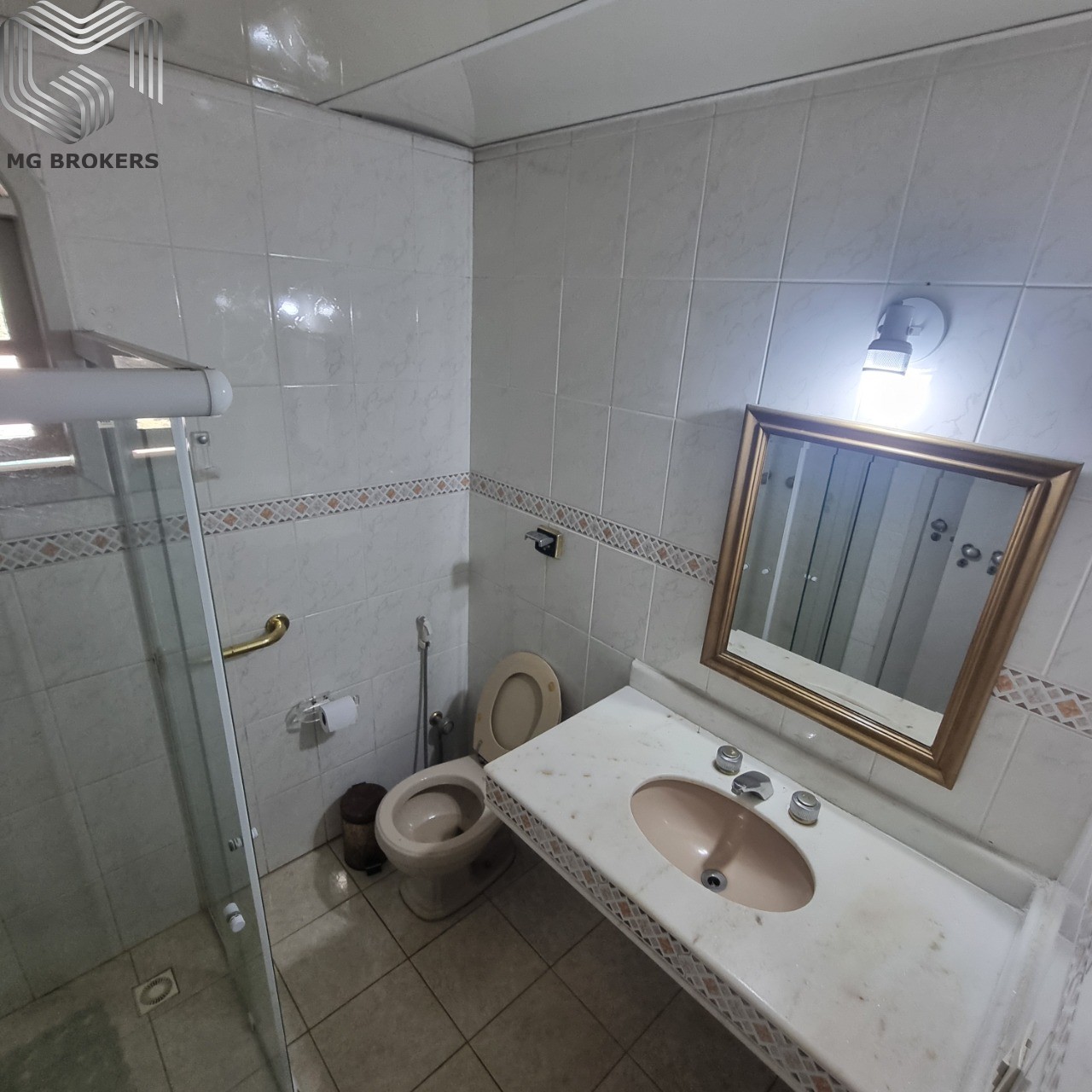 Conheça Banheiro terreo do imóvel - Casa em Condomínio à venda Rua Professora Isabel Monerat, Recreio dos Bandeirantes, Rio de Janeiro - R$ 1.900.000 - MGB0470 - 18 Banheiro terreo - 18