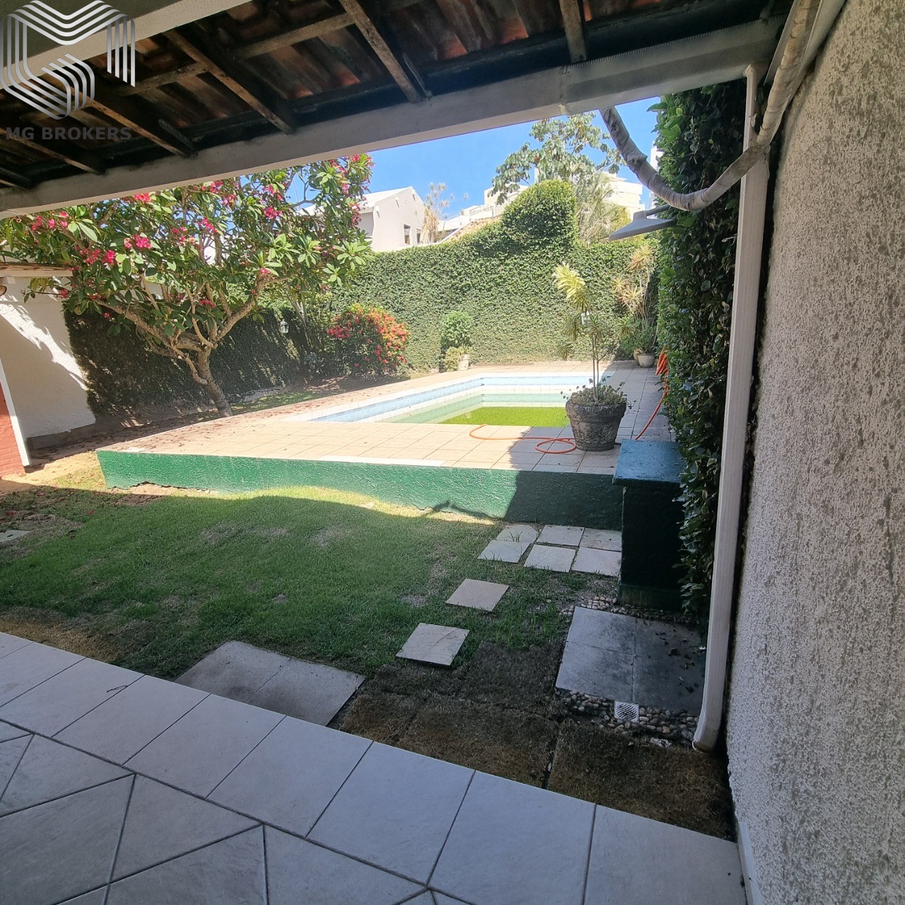Conheça Varanda dos fundos do imóvel - Casa em Condomínio à venda Rua Professora Isabel Monerat, Recreio dos Bandeirantes, Rio de Janeiro - R$ 1.900.000 - MGB0470 - 4 Varanda dos fundos - 4
