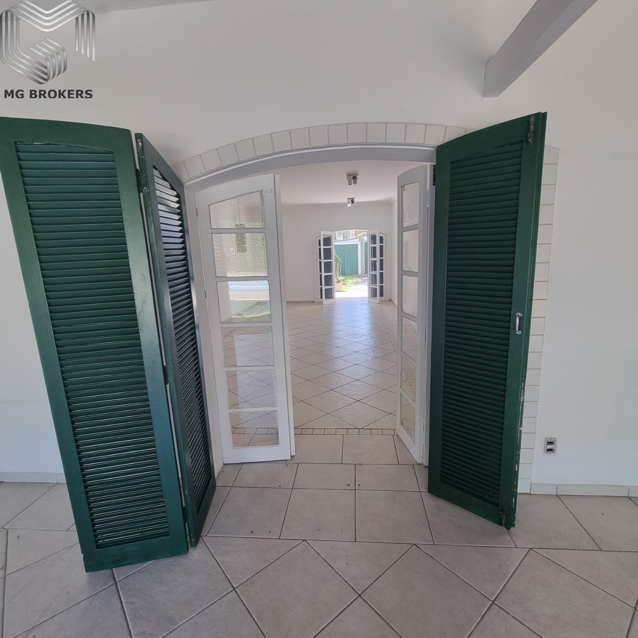 Conheça Varanda e Sala do imóvel - Casa em Condomínio à venda Rua Professora Isabel Monerat, Recreio dos Bandeirantes, Rio de Janeiro - R$ 1.900.000 - MGB0470 - 6 Varanda e Sala - 6