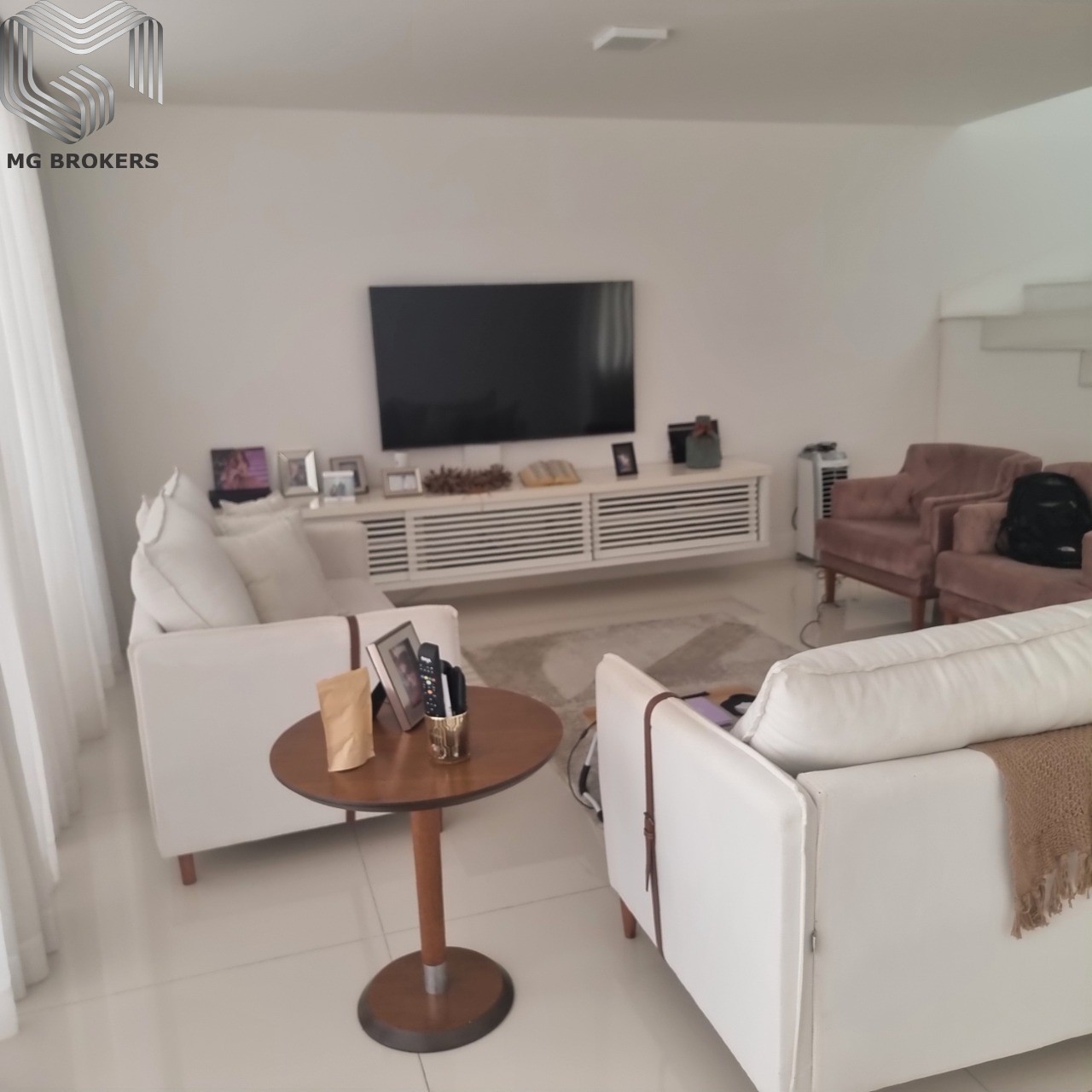 Conheça Sala de TV do imóvel - Casa em Condomínio à venda Rua Armando Santos, Recreio dos Bandeirantes, Rio de Janeiro - R$ 2.900.000 - MGB0472 - 5 Sala de TV - 5