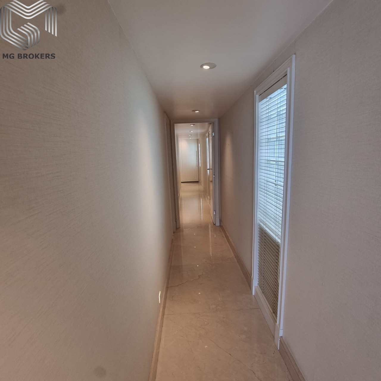 Conheça Corredor com iluminacao Natur do imóvel - Apartamento à venda Avenida Epitácio Pessoa, Ipanema, Rio de Janeiro - R$ 4.600.000 - MGB0473 - 10 Corredor com iluminacao Natur - 10