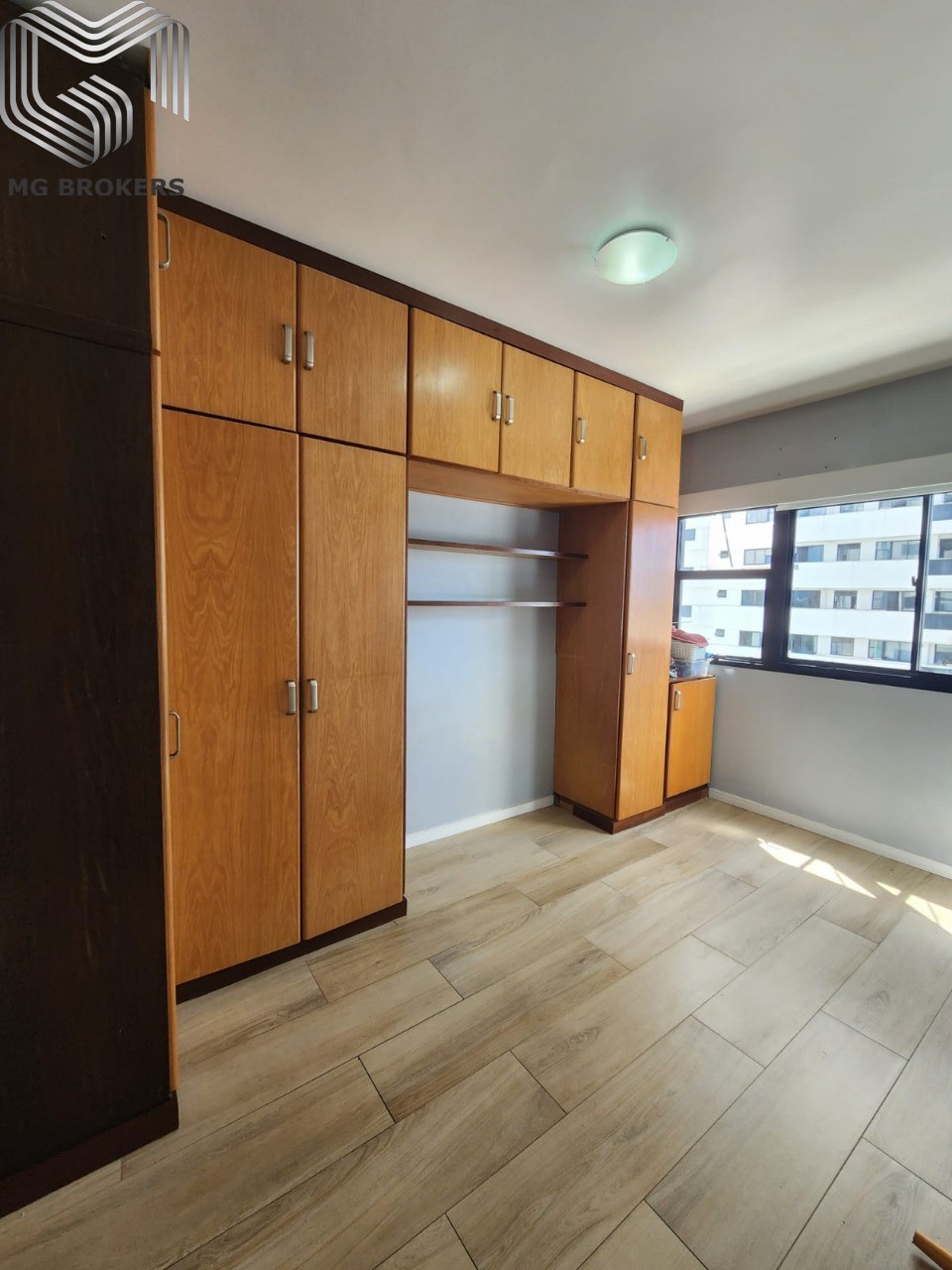 Conheça Foto 01 do imóvel - Apartamento à venda Rua Marlo da Costa e Souza, Barra da Tijuca, Rio de Janeiro - R$ 585.000 - MGB0483 - 9 Foto 01 - 9