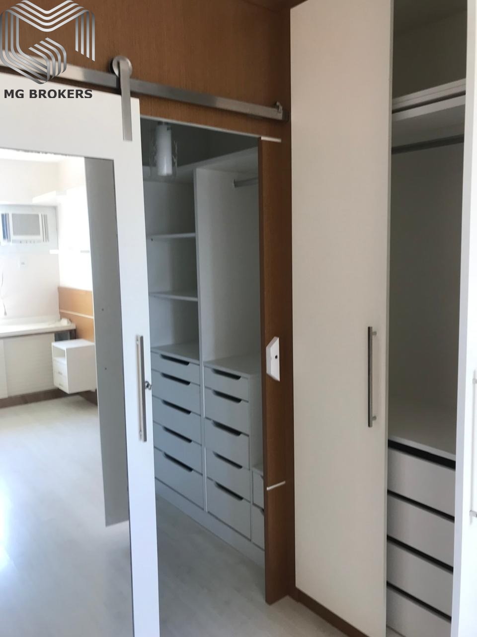 Conheça Foto 01 do imóvel - Apartamento à venda Avenida Embaixador Abelardo Bueno, Barra da Tijuca, Rio de Janeiro - R$ 1.030.000 - MGB0465 - 11 Foto 01 - 11