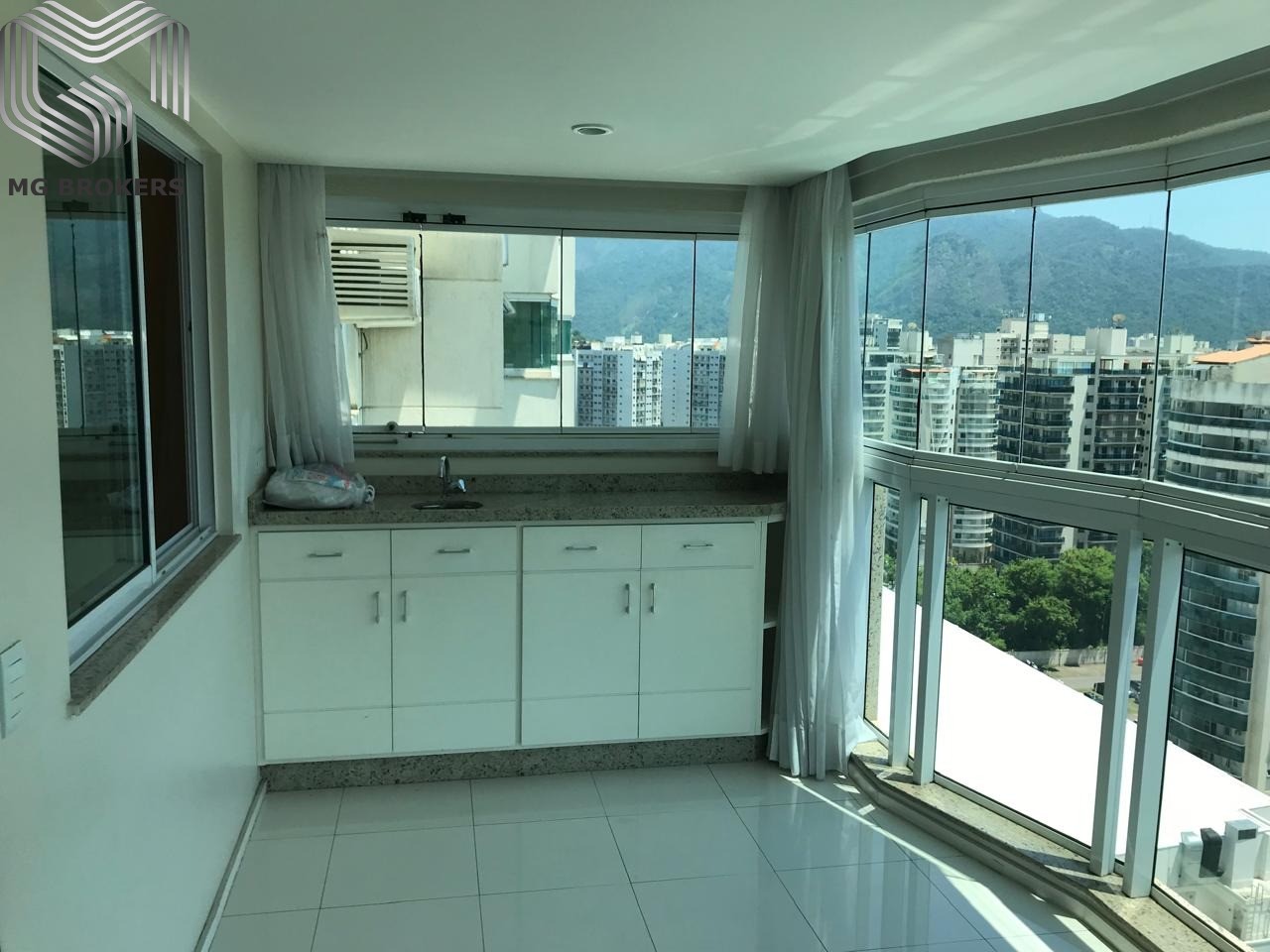 Conheça Foto 01 do imóvel - Apartamento à venda Avenida Embaixador Abelardo Bueno, Barra da Tijuca, Rio de Janeiro - R$ 1.030.000 - MGB0465 - 3 Foto 01 - 3