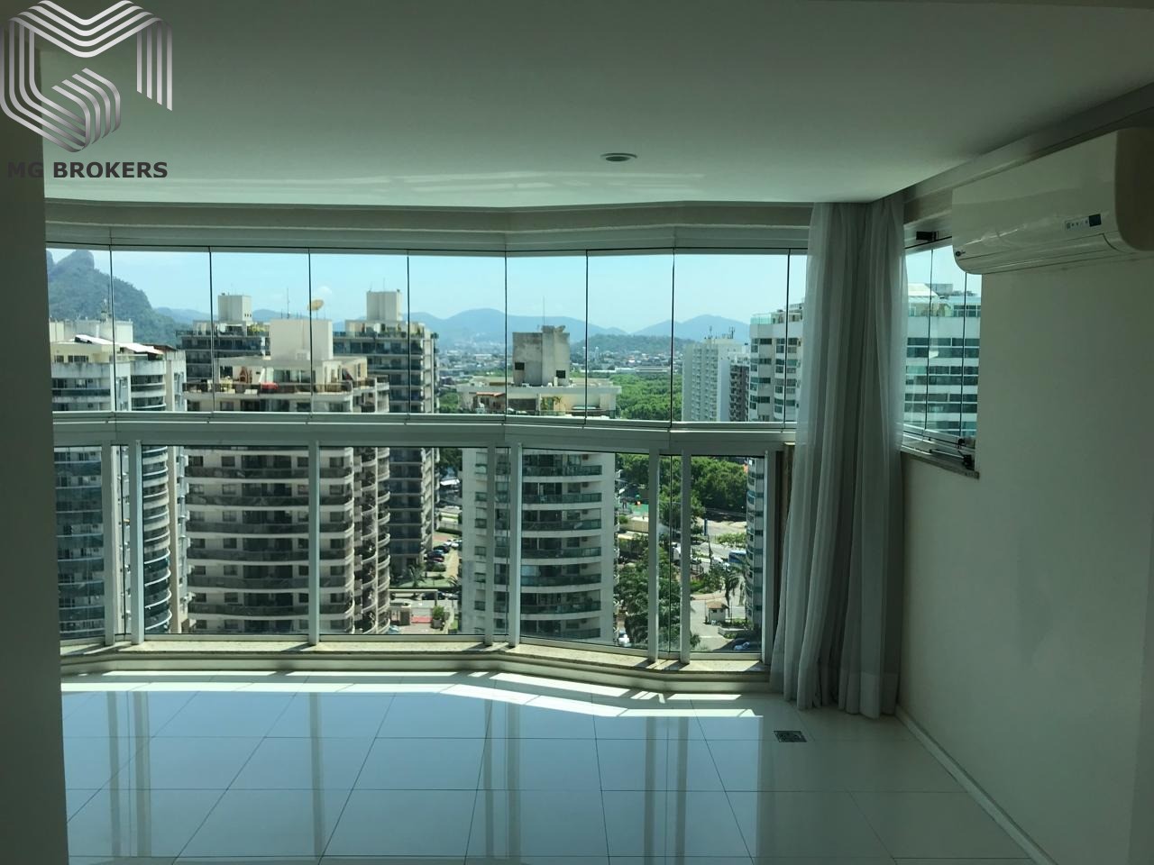 Conheça Foto 01 do imóvel - Apartamento à venda Avenida Embaixador Abelardo Bueno, Barra da Tijuca, Rio de Janeiro - R$ 1.030.000 - MGB0465 - 4 Foto 01 - 4